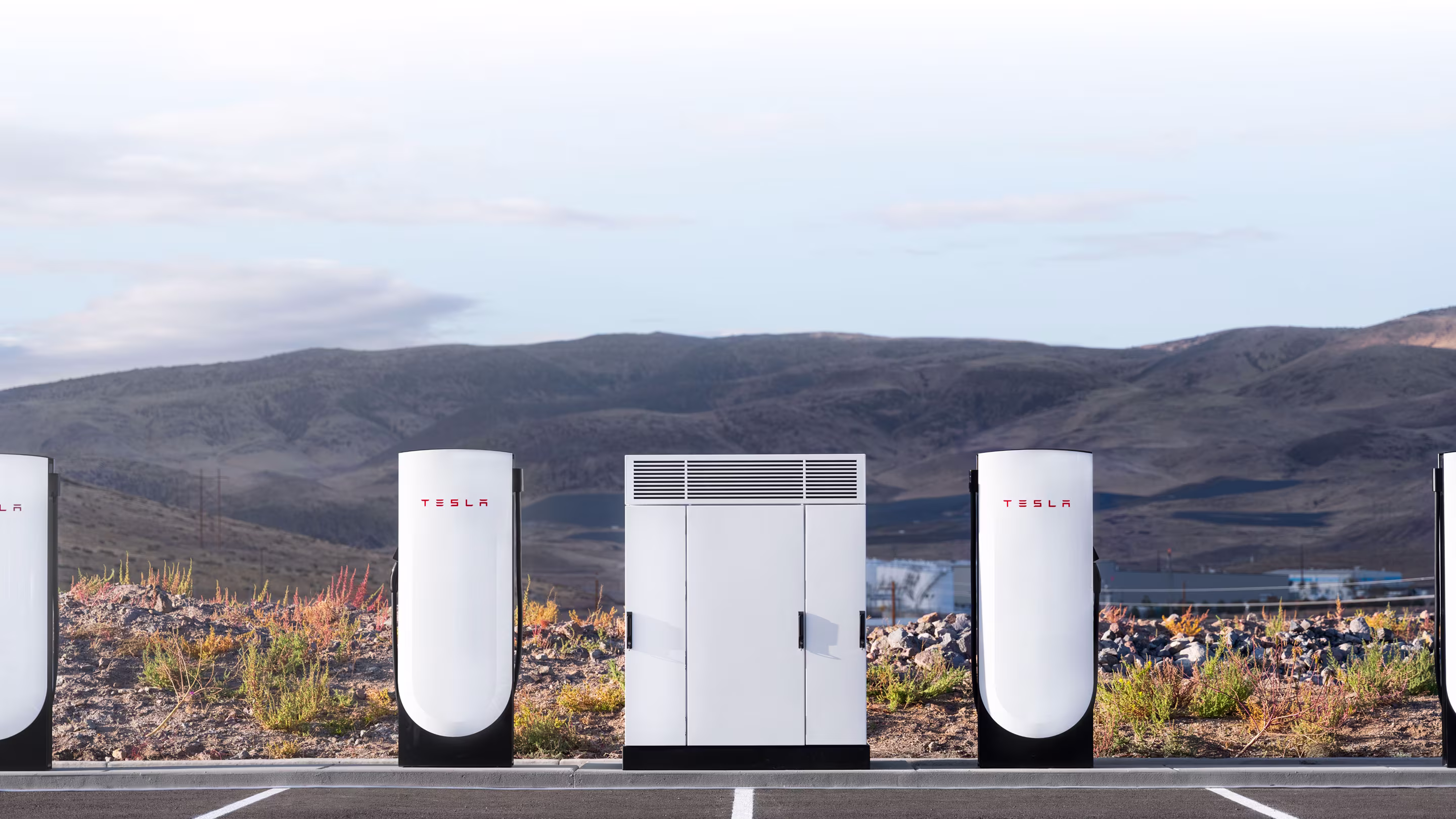 Açık arazide Supercharger istasyonu