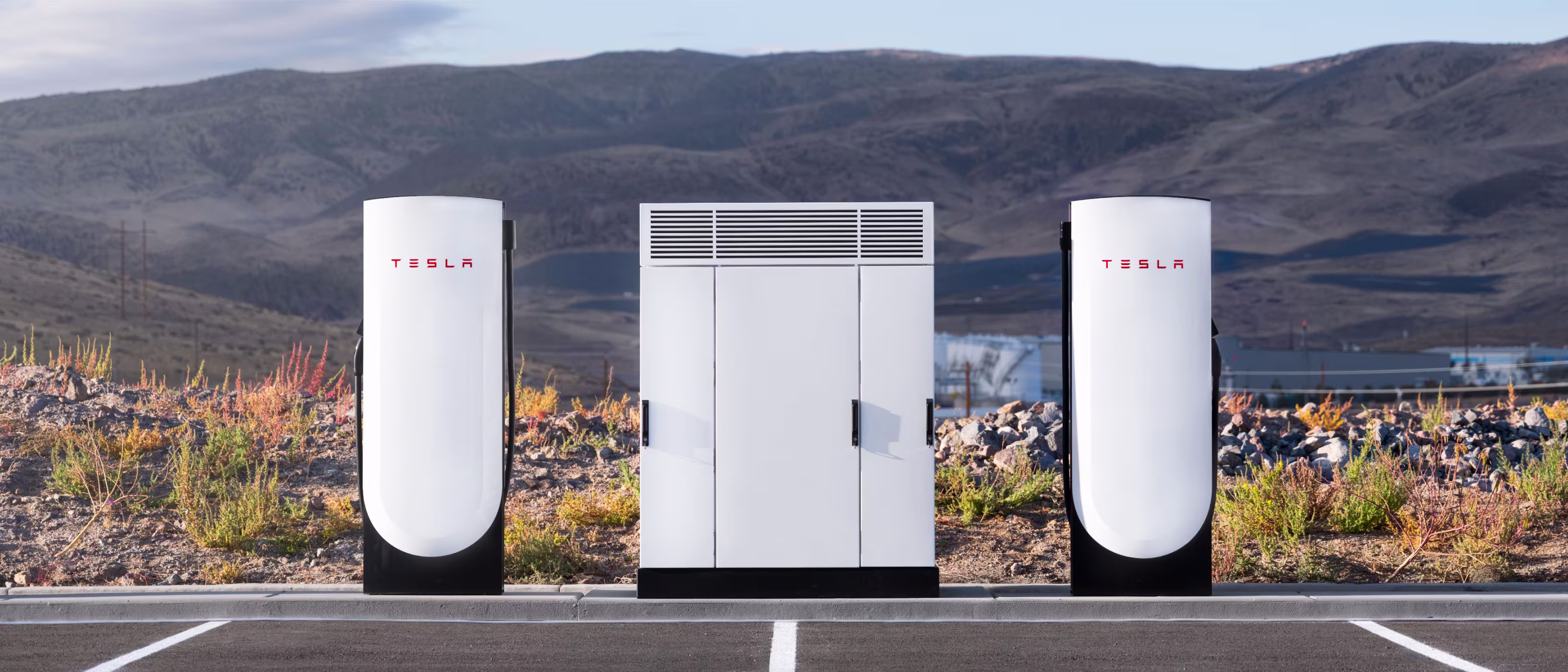 Dağ manzarasında Tesla Supercharger üniteleri