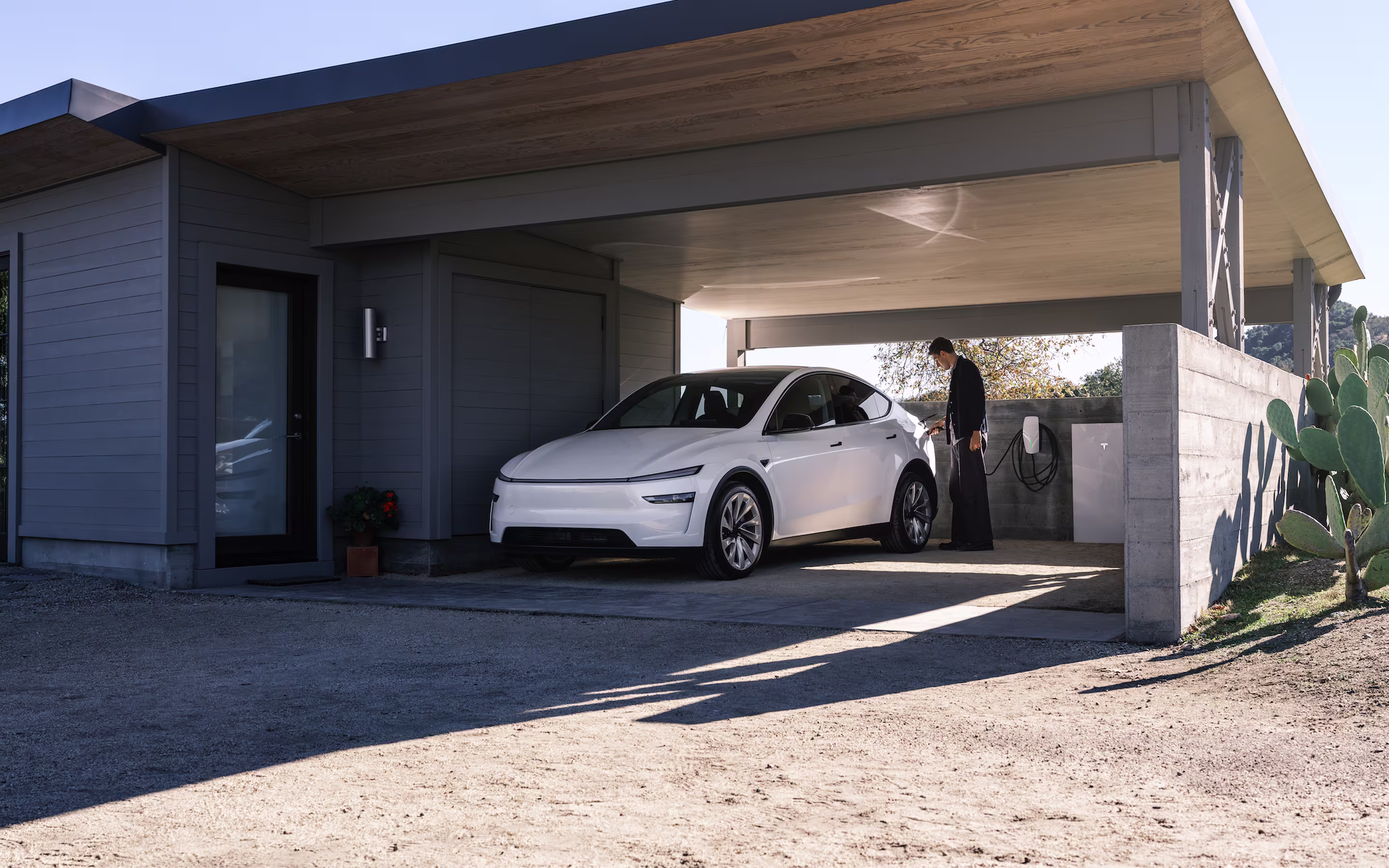 Garajda Wall Connector ile şarj olan Tesla