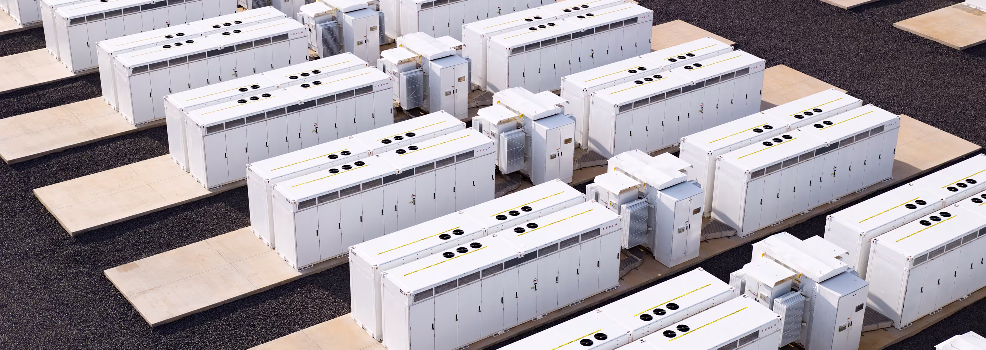 Megapack sahası — üstten görünüm