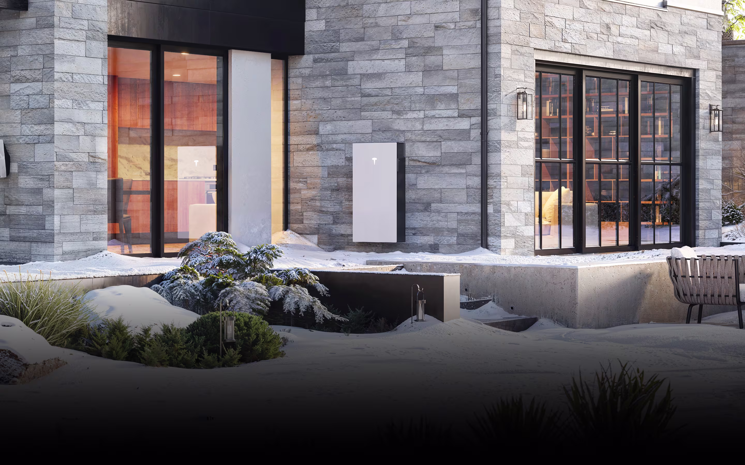 Kış koşullarında dış cepheye kurulu Powerwall