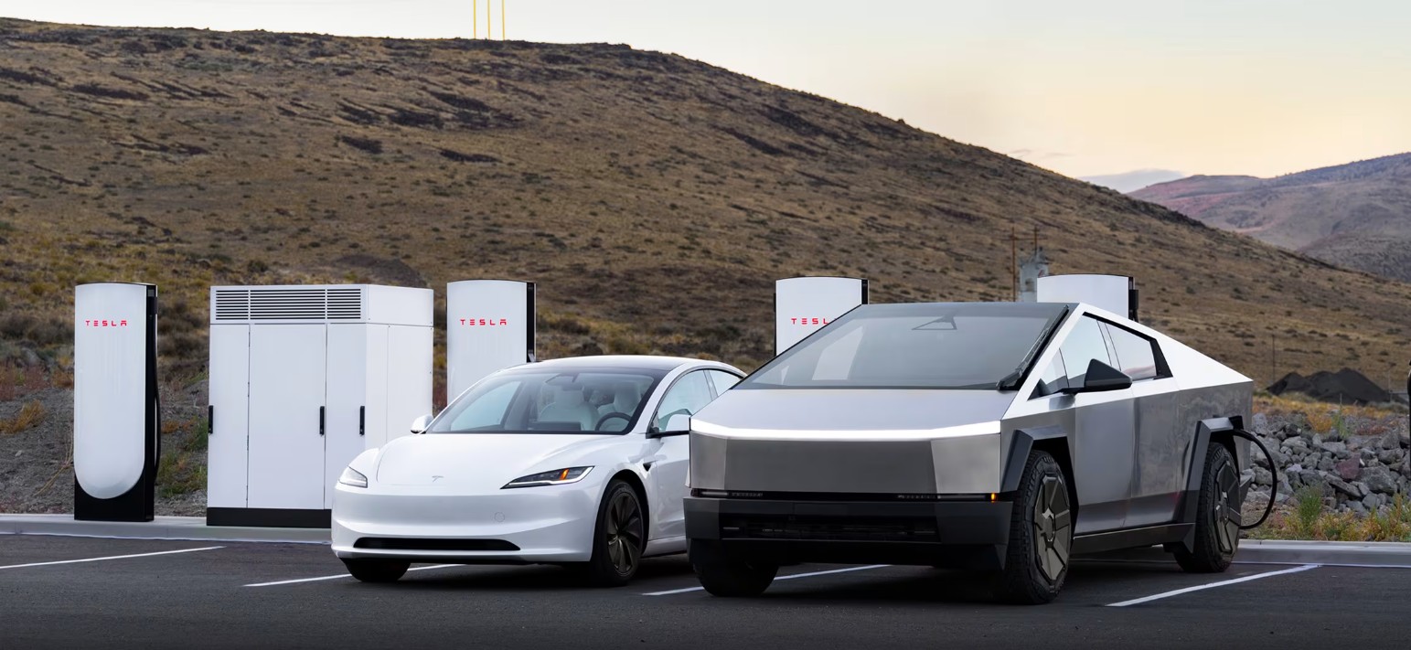 Supercharger istasyonunda Cybertruck ve Model 3